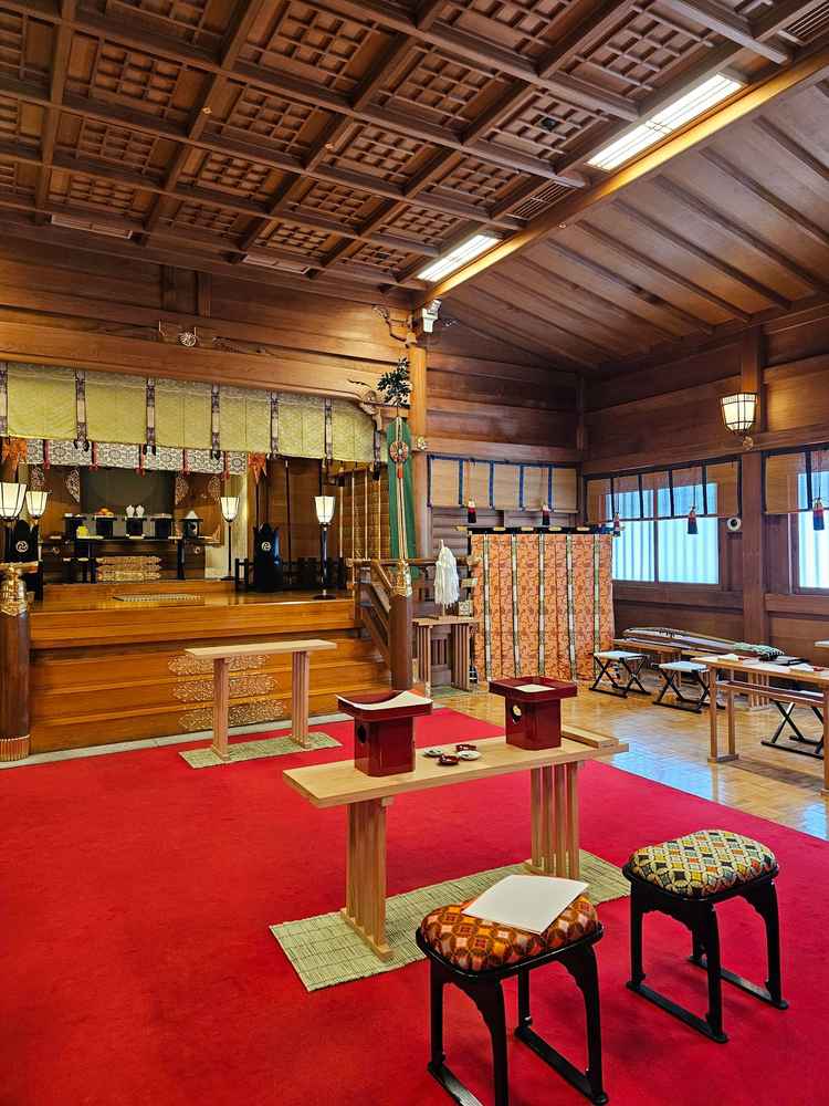 右殿と左殿両方見せていただきました。儀式の説明もとても丁寧でわかりやすかったです。