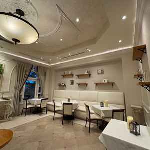 待合室は少し狭く感じましたが、アンティークな造りで装飾もあるので、そのままでも使えそうなのが◎。