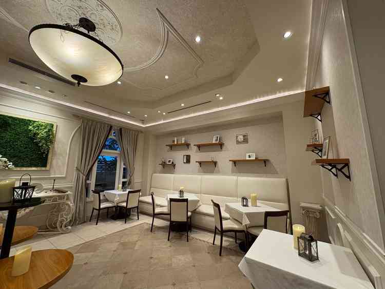 待合室は少し狭く感じましたが、アンティークな造りで装飾もあるので、そのままでも使えそうなのが◎。