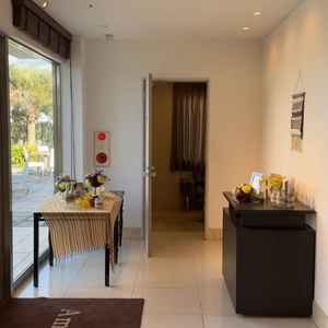 披露宴会場の入り口と控え室の写真。お手洗いまでの動線も短くて、ゲストの方々に喜ばれるなと感じました。