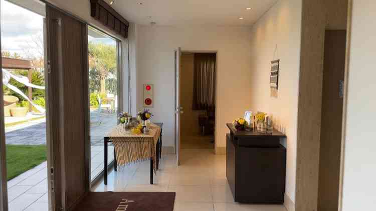 披露宴会場の入り口と控え室の写真。お手洗いまでの動線も短くて、ゲストの方々に喜ばれるなと感じました。