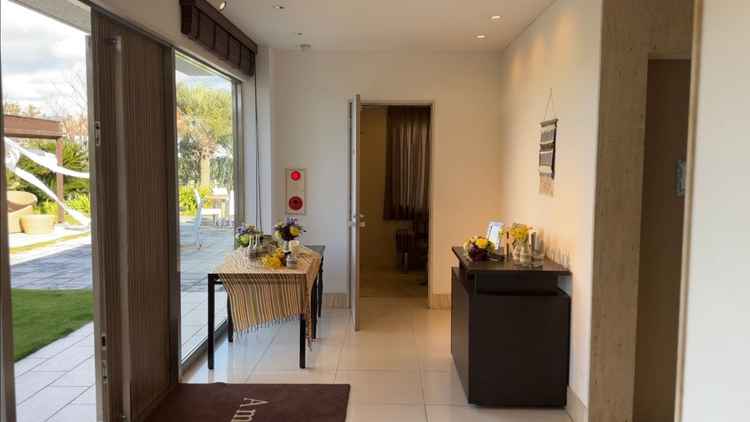 披露宴会場の入り口と控え室の写真。お手洗いまでの動線も短くて、ゲストの方々に喜ばれるなと感じました。