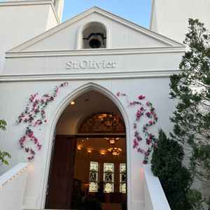 チャペルの外からの写真です。真っ白で素敵です。