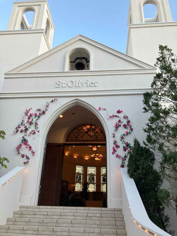 チャペルの外からの写真です。真っ白で素敵です。