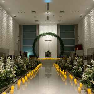 夜のチャペル。昼間は自然光が入ってもっと明るいみたい✨