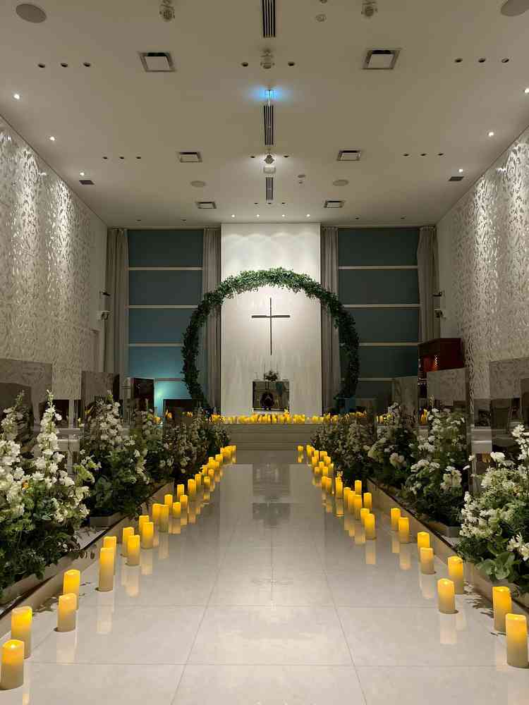 夜のチャペル。昼間は自然光が入ってもっと明るいみたい✨