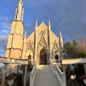 チャペル外観　目の前に立ってみると想像していたよりも高く、日のあたり方もとても綺麗で感動した