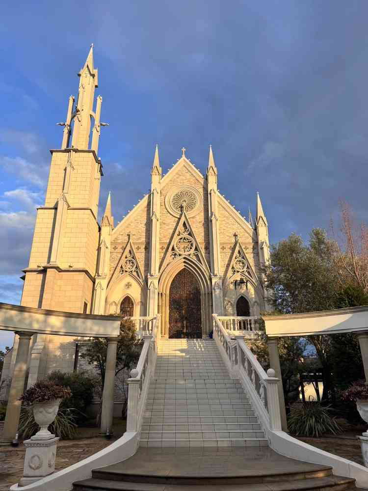 チャペル外観　目の前に立ってみると想像していたよりも高く、日のあたり方もとても綺麗で感動した