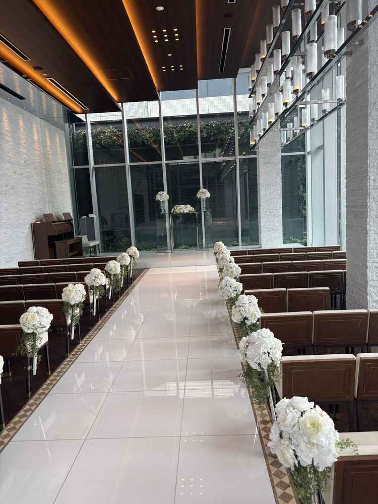 挙式会場の写真。自然光が入り明るい空間でした。