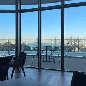 デッキありの広々とした親族待合室