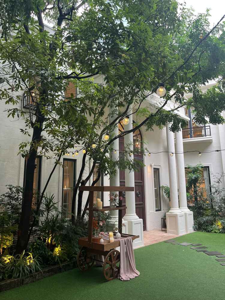 入口を外から撮影した様子