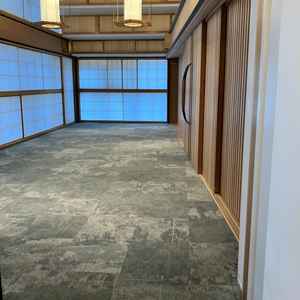 披露宴会場入り口周辺。ここから入場するんだなーと。障子が和の雰囲気を出していて素敵。