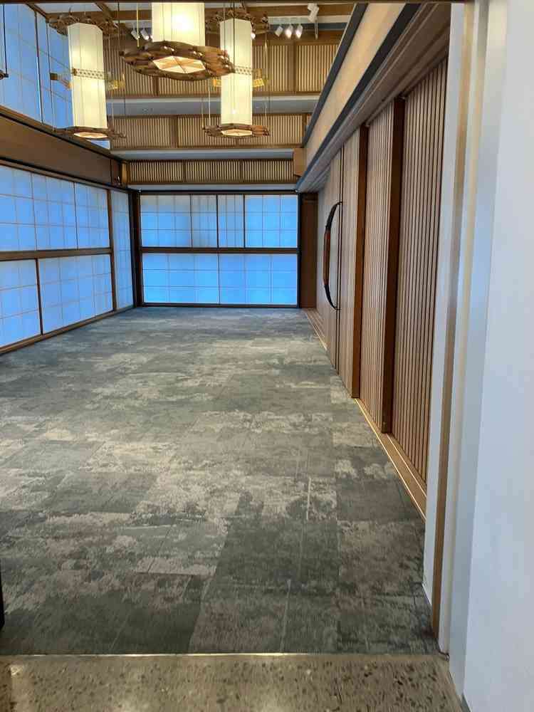 披露宴会場入り口周辺。ここから入場するんだなーと。障子が和の雰囲気を出していて素敵。