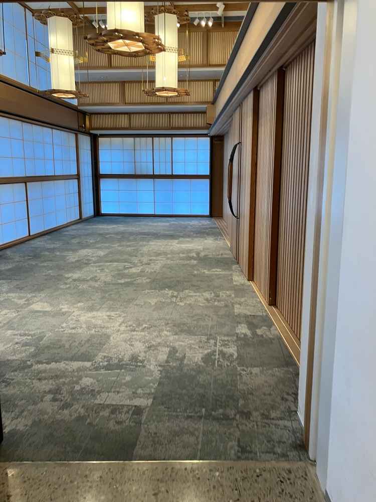 披露宴会場入り口周辺。ここから入場するんだなーと。障子が和の雰囲気を出していて素敵。