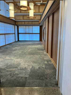 披露宴会場入り口周辺。ここから入場するんだなーと。障子が和の雰囲気を出していて素敵。