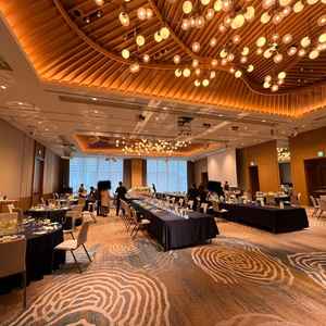 披露宴会場の写真。天井が高く開放感があり、派手すぎず落ち着いた雰囲気でした。