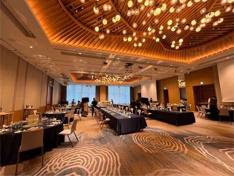 披露宴会場の写真。天井が高く開放感があり、派手すぎず落ち着いた雰囲気でした。