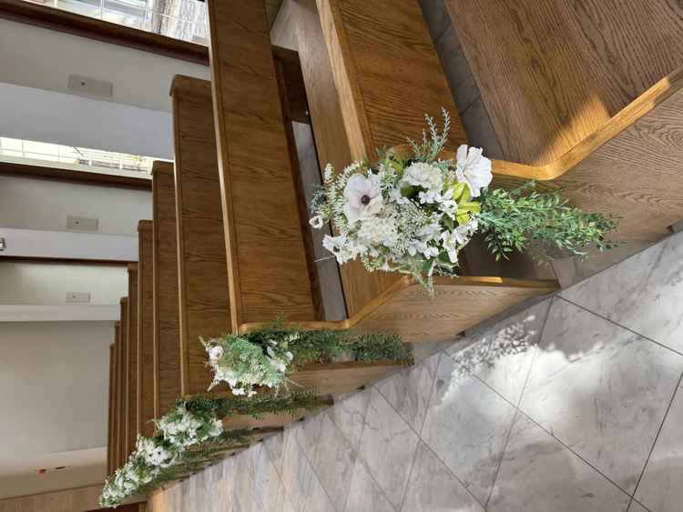 チャペル内での飾り付けに使われる造花の見た目