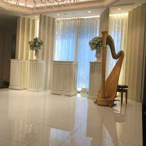 チャペルのバージンロードが短めなことが私達にとって好印象でした。シャンデリアも綺麗でした。