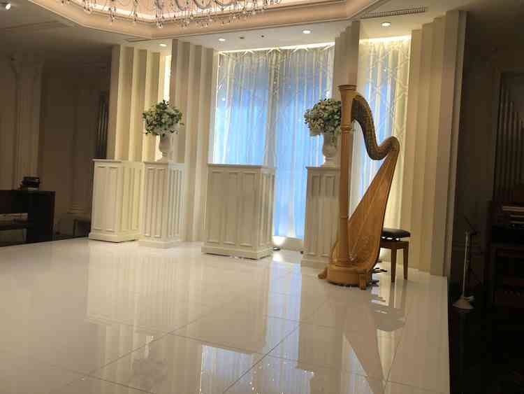 チャペルのバージンロードが短めなことが私達にとって好印象でした。シャンデリアも綺麗でした。