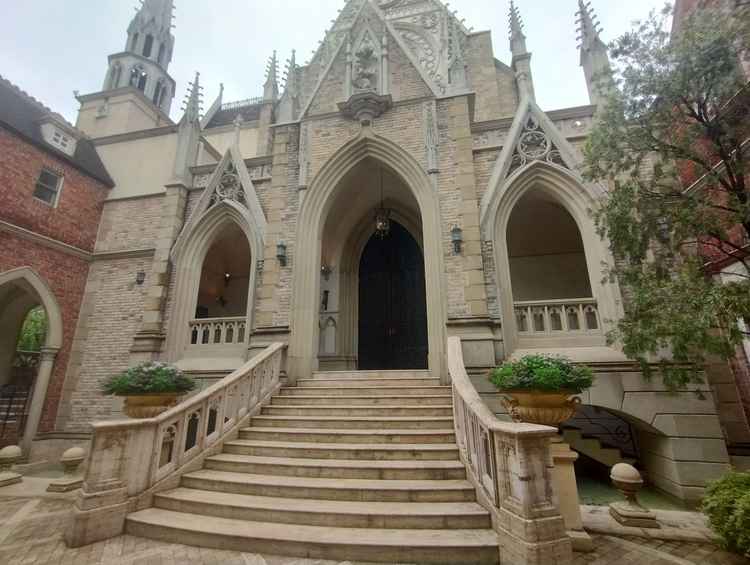 大聖堂の外観。足元に水が流れている。