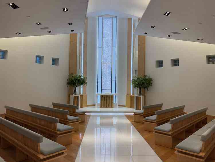 シンプルだけどそれがまた良いと思わせてくれるチャペルでした。実際は写真よりも明るかったです。