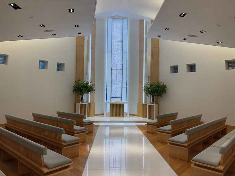 シンプルだけどそれがまた良いと思わせてくれるチャペルでした。実際は写真よりも明るかったです。