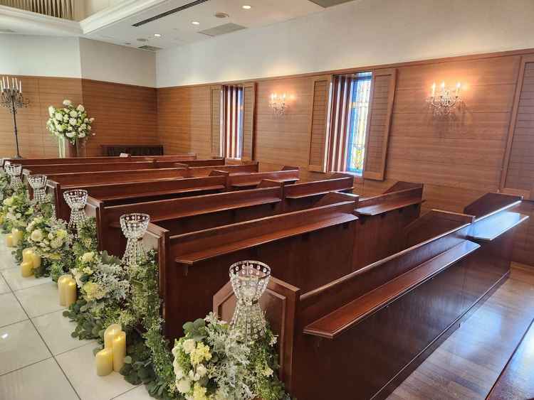 チャペルのゲスト側のお席です。聖書を置く台があるなど細かいこだわりに感動しました。