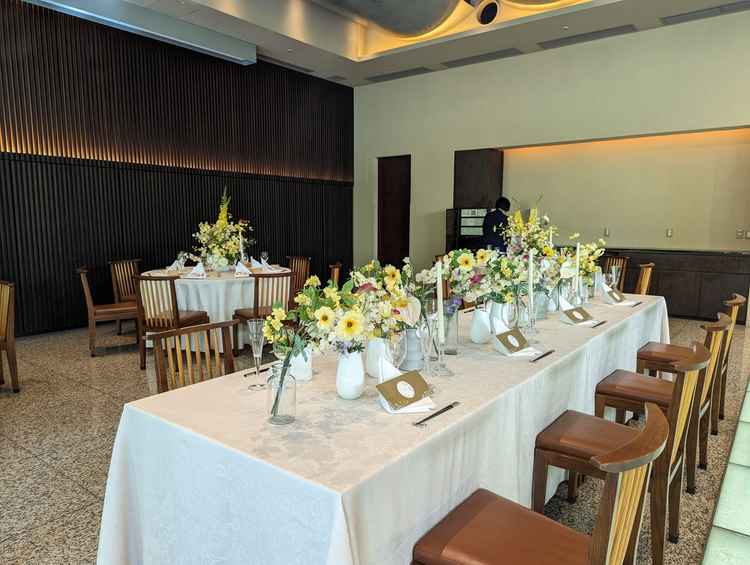 プロジェクターは1基で、壁側にある。席の配置などは考慮する必要がありそう。