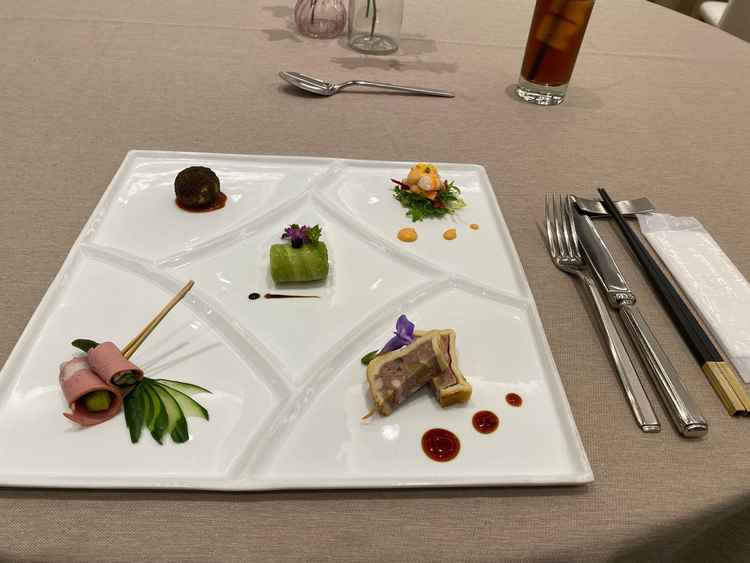前菜のお料理です。妊娠中ということもあり、下の二品を変更していただきました。