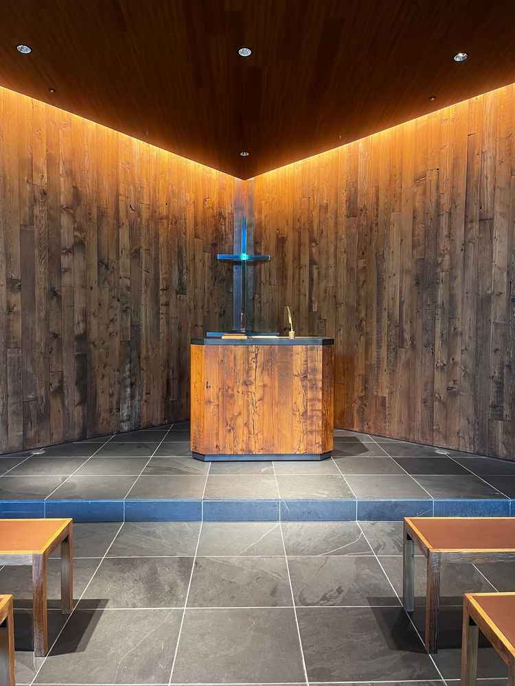 木の温もりあふれるチャペルで，自然光や緑も感じられるとても素敵な空間でした