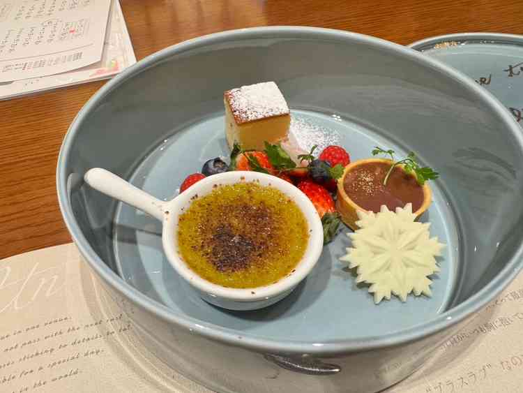 デザートのピスタチオのタルト