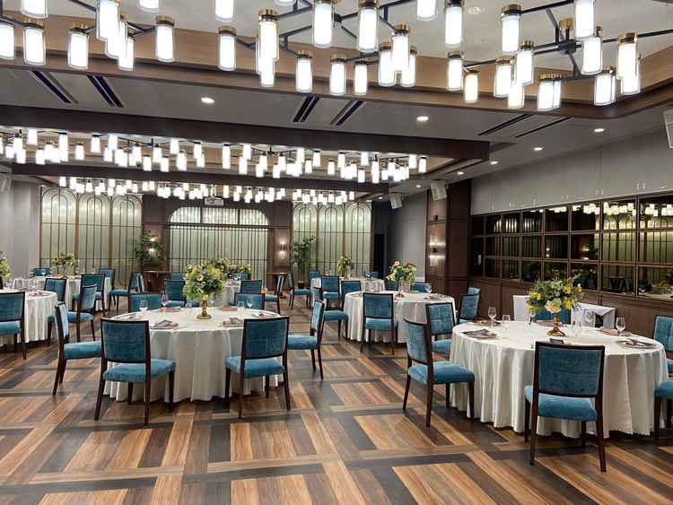 二つ目の会食会場。こちらも木目のテイストと椅子の色がとても良く、一つ目の会場より収容人数が多かった。