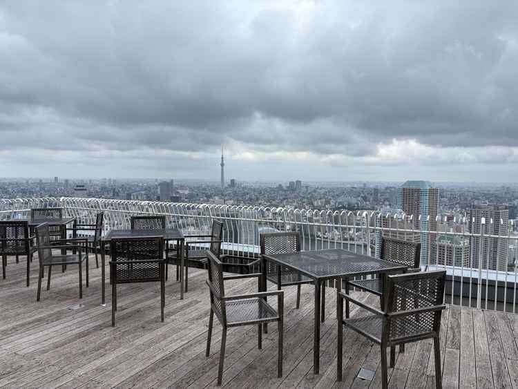 レストラン外のテラス。開放感、眺望が素晴らしい。