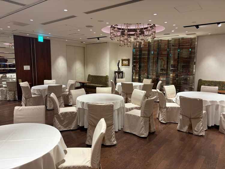 披露宴会場。スクリーンはこちらの壁側に出るとのこと。