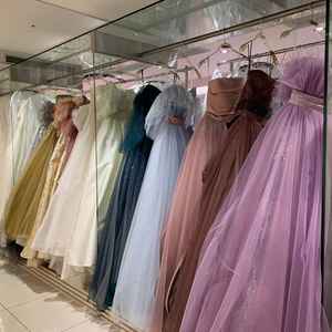 ドレスサロンにはクラシカルなものから最新のデザインのものまで数多くのドレスがありました。
