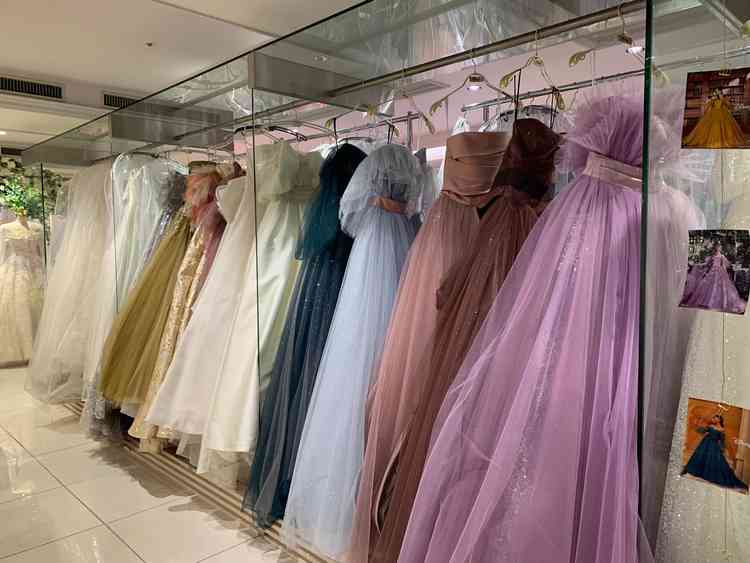 ドレスサロンにはクラシカルなものから最新のデザインのものまで数多くのドレスがありました。