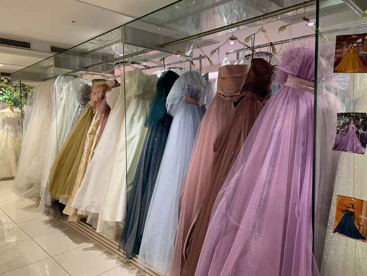ドレスサロンにはクラシカルなものから最新のデザインのものまで数多くのドレスがありました。