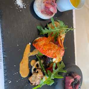 オマール海老の華やかさとお肉の香ばしさが一度に味わえる贅沢な一皿で、ゲストにも喜ばれそうです。