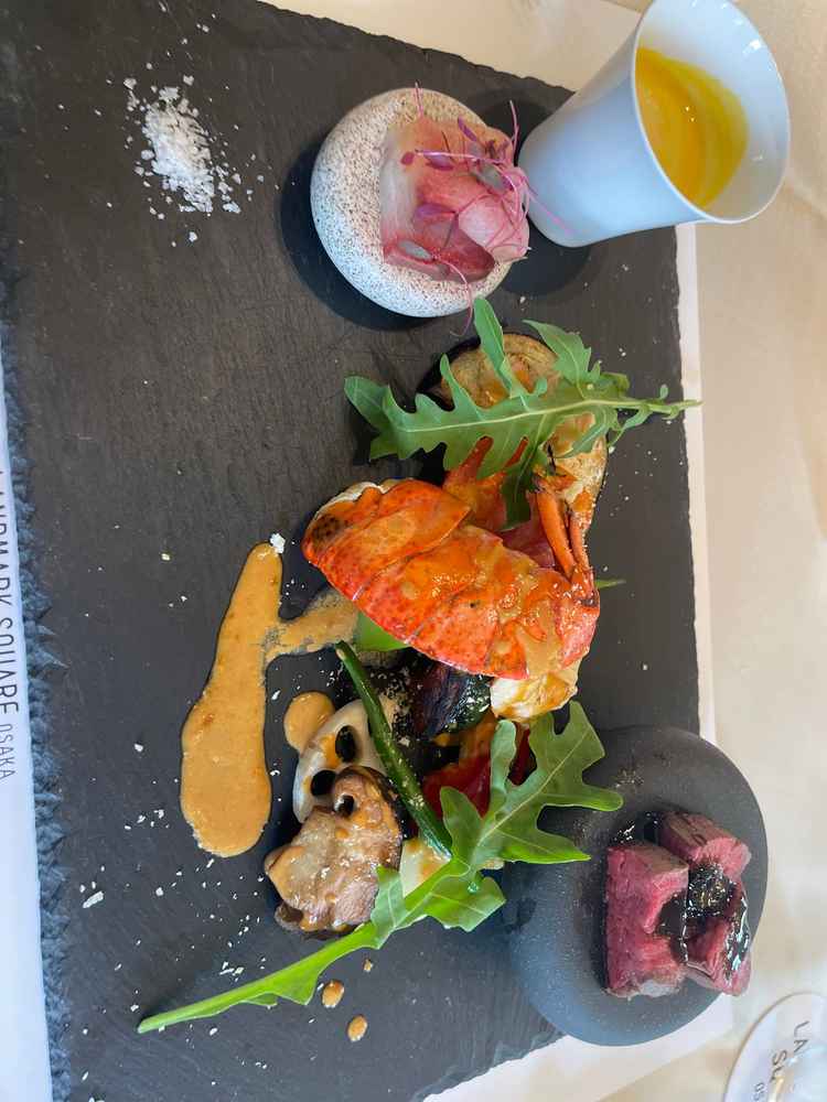 オマール海老の華やかさとお肉の香ばしさが一度に味わえる贅沢な一皿で、ゲストにも喜ばれそうです。