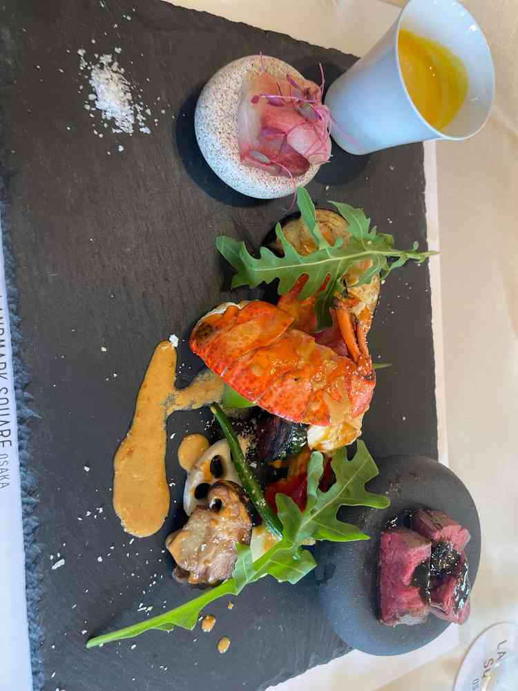 オマール海老の華やかさとお肉の香ばしさが一度に味わえる贅沢な一皿で、ゲストにも喜ばれそうです。