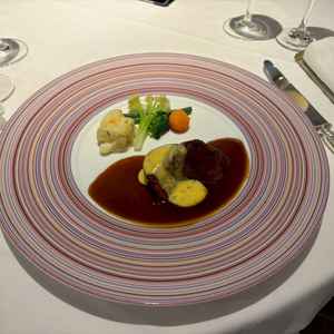 ホテルオークラに在籍経験のあるシェフが担当。とっても柔らかいお肉で、コースも期待して間違いなさそう。