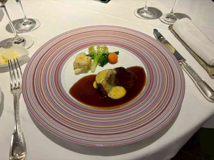 ホテルオークラに在籍経験のあるシェフが担当。とっても柔らかいお肉で、コースも期待して間違いなさそう。