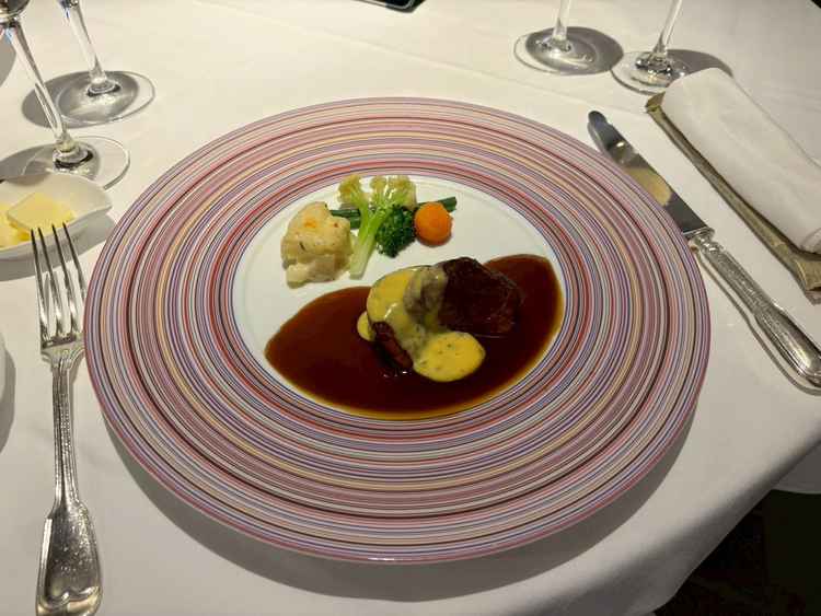 ホテルオークラに在籍経験のあるシェフが担当。とっても柔らかいお肉で、コースも期待して間違いなさそう。