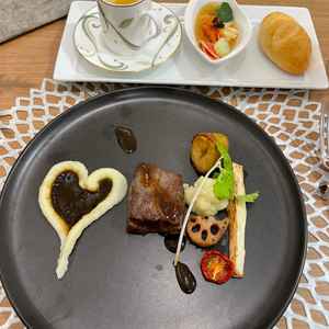 お料理がとても美味しく、付け合わせの野菜一つ一つが丁寧に作られている感じがしました。