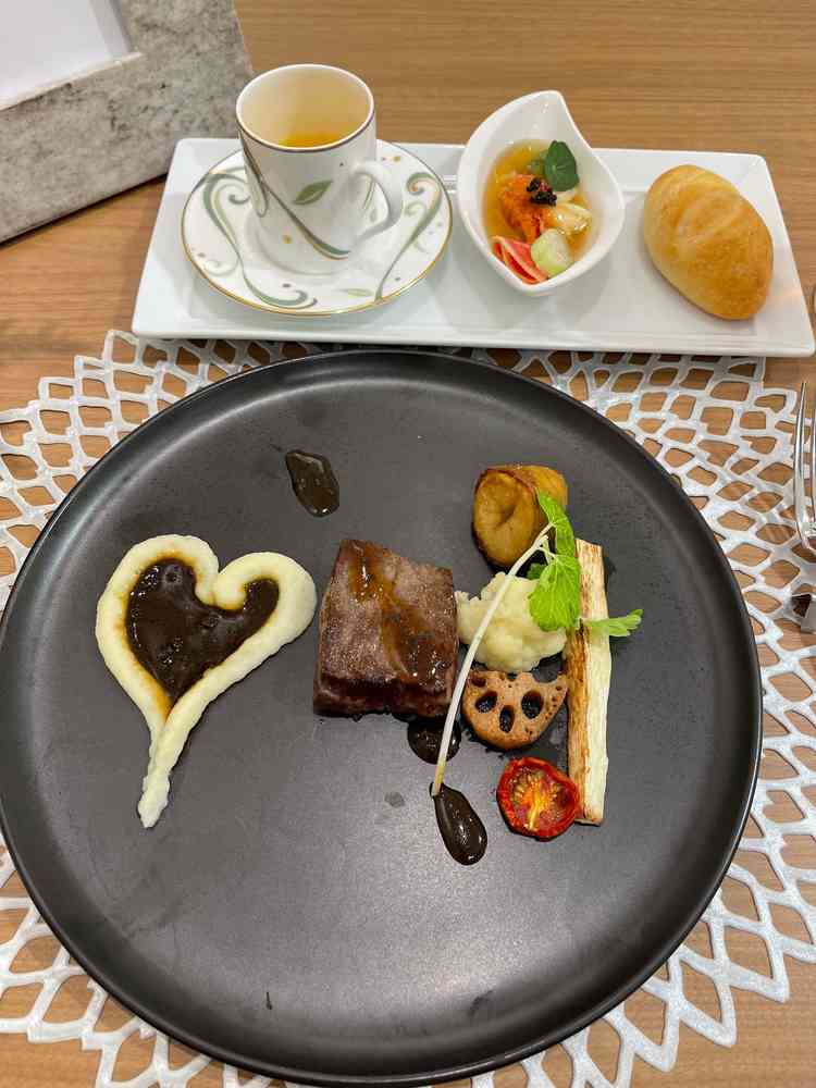 お料理がとても美味しく、付け合わせの野菜一つ一つが丁寧に作られている感じがしました。