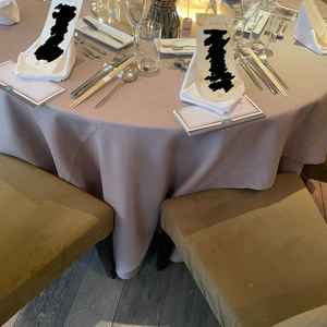 披露宴ゲストの席。お箸も選べるスタイルで、気を張らずにお料理を楽しんでもらえるのが良いと思いました。