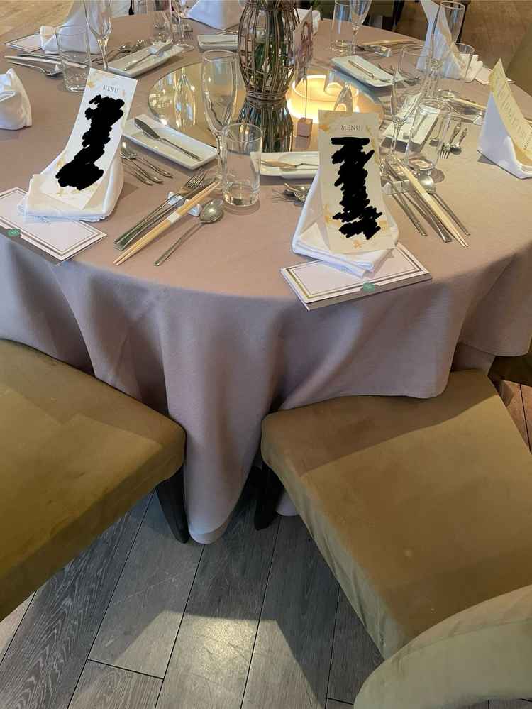 披露宴ゲストの席。お箸も選べるスタイルで、気を張らずにお料理を楽しんでもらえるのが良いと思いました。