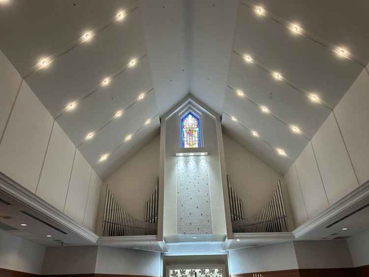 チャペルの中は白を基調とした落ち着いた雰囲気。