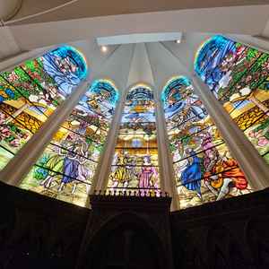 チャペルが美しい。ステンドグラスだけでなくオルガンまである。天井高で雰囲気は抜群。